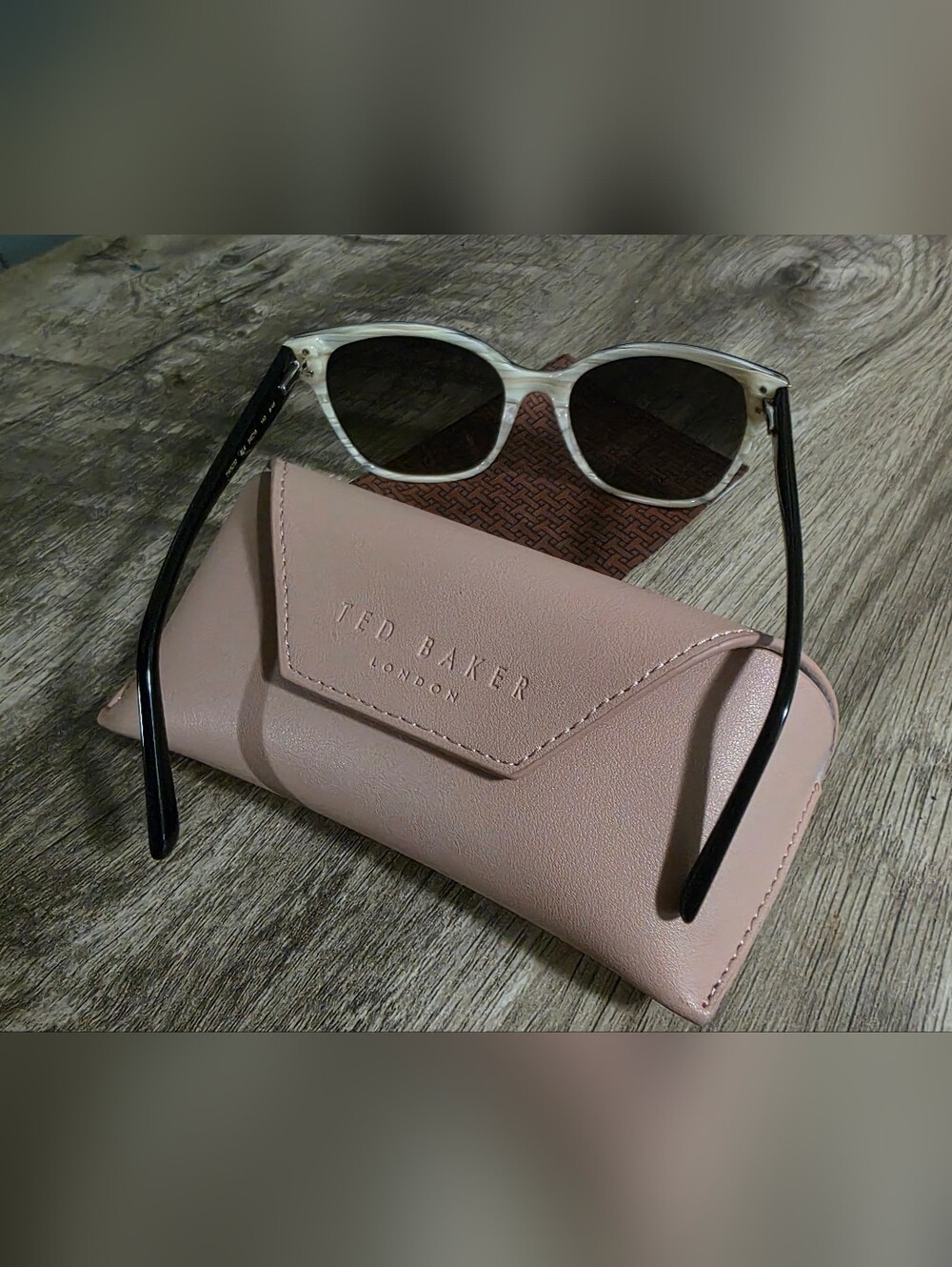 Ted Baker Polorized Black Frame Sunglasses with Pink Case - Picture 5 of 5